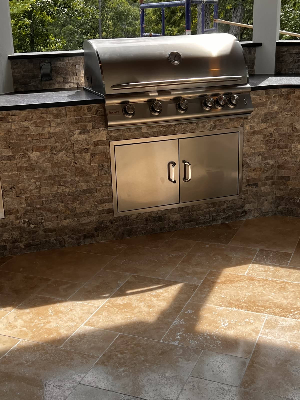 Outdoor kitchen with stone backsplash