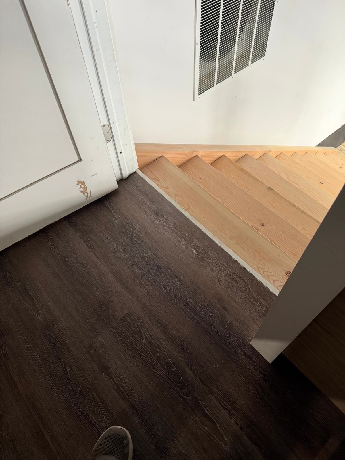 Transition between stairs and laminate flooring